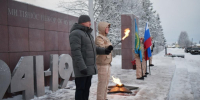 В День Героя Отечества в Ижме зажгли Огонь памяти и возложили цветы к памятникам участникам Великой Отечественной войны и воинам-интернационалистам. - Ижемский район